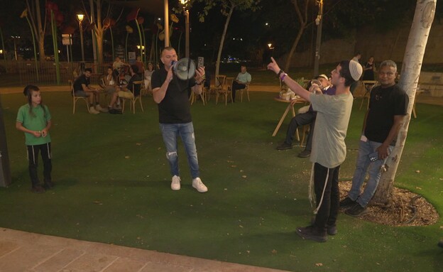 מפגין נגד עופר וינטר