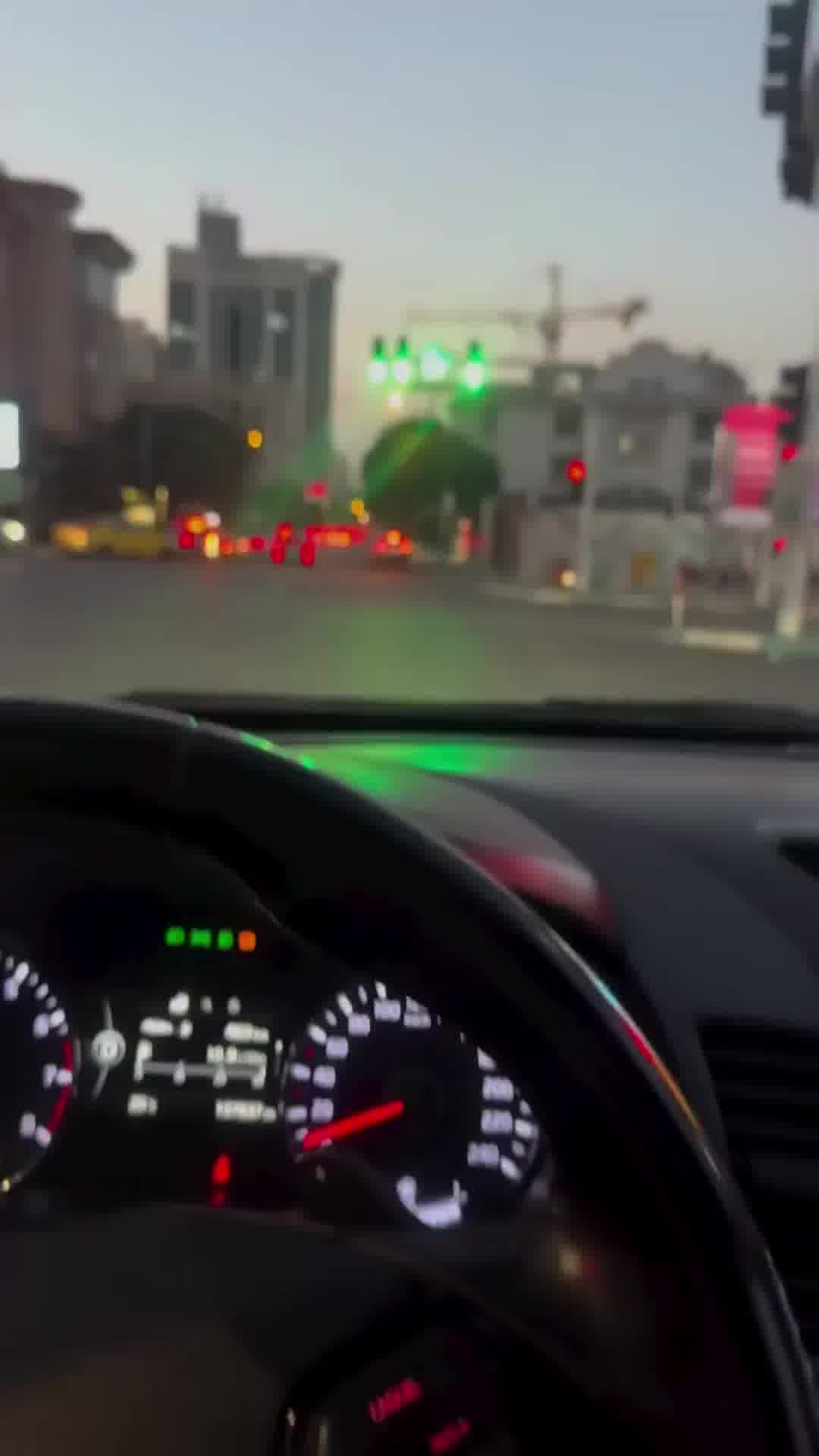 תורי ענק בתחנות הדלק באיראן: דיווחים על מחסור בדלק