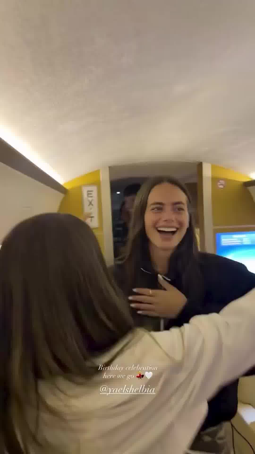 במטוס פרטי עם החברים: ההפתעה של לאנס לחגיגות 25 של יעל שלביה