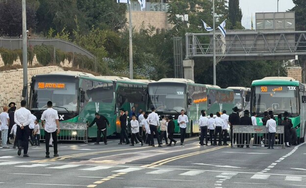 חרדים חוסמים את הכניסה לירושלים