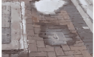 השקע במדרכה, אור עקיבא (צילום: מתוך פסק הדין)