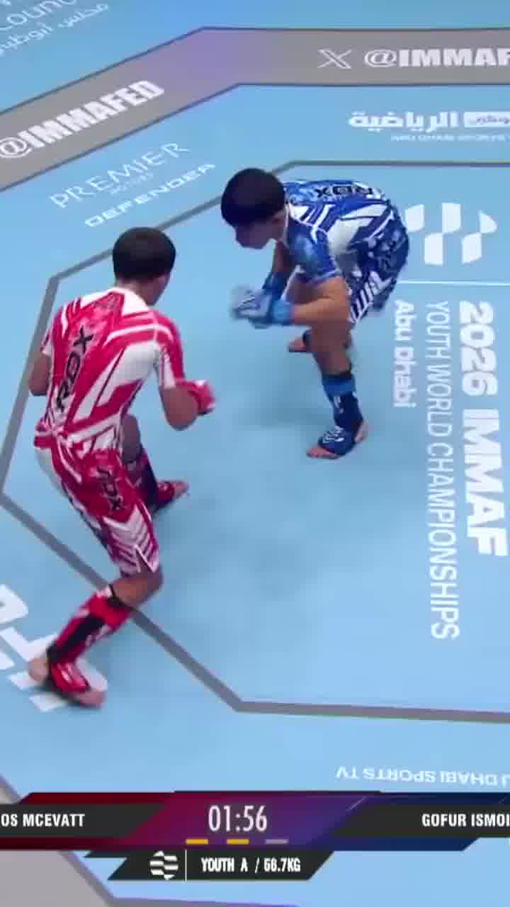 תאוס מק'אוורט הבריטי (באדום) בתרגיל "סנאי מעופף" באליפות העולם לנוער של ארגון ה-IMMAF