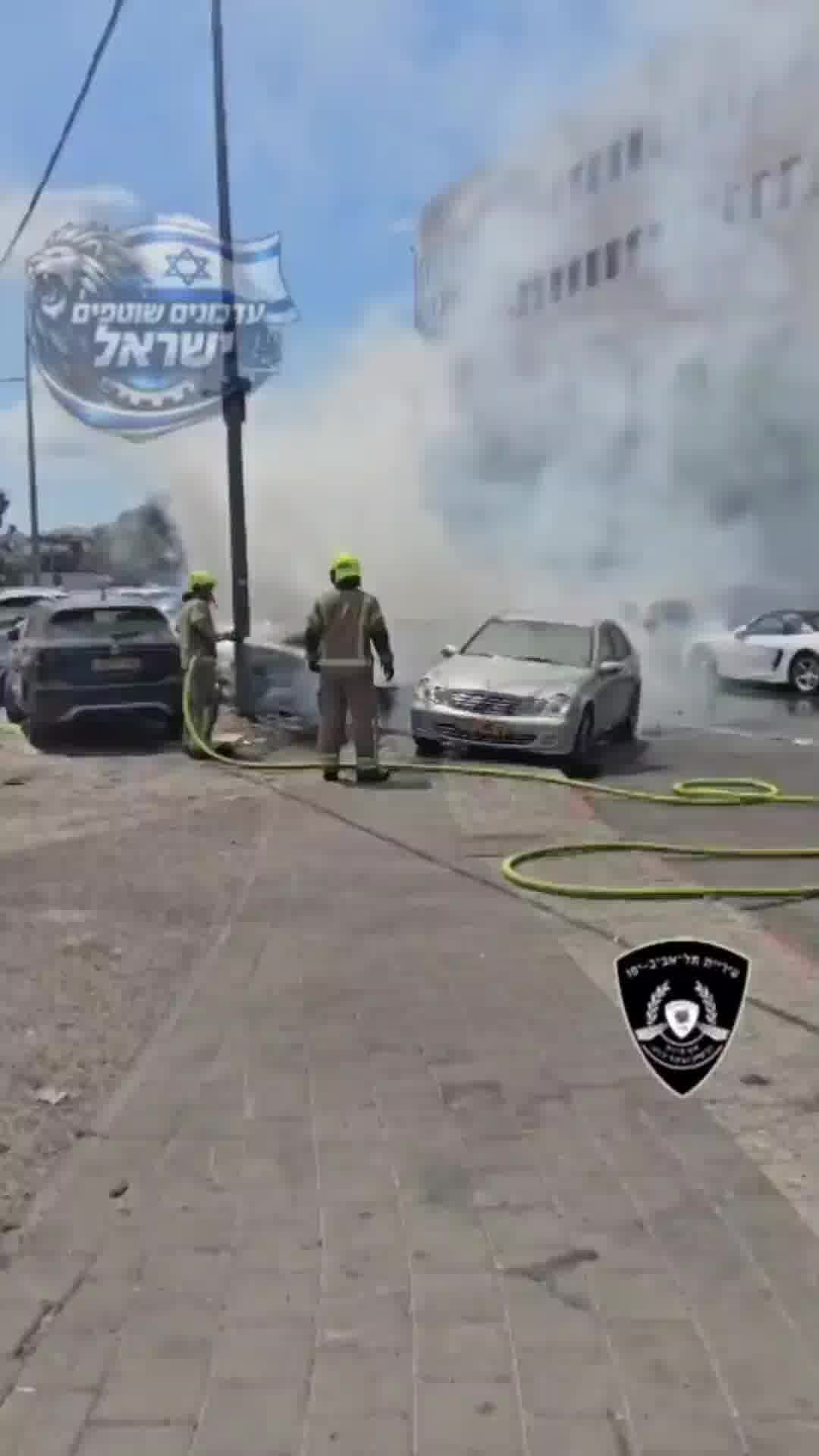 שלושה רכבים עלו באש ברחוב קיבוץ גלויות בתל אביב. כוחות הכיבוי פועלים במקום
