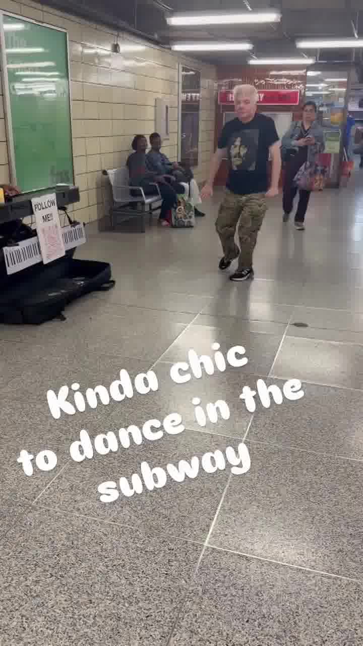 ברכבת התחתית בטורונטו: מופע הבלט של מייק מאיירס