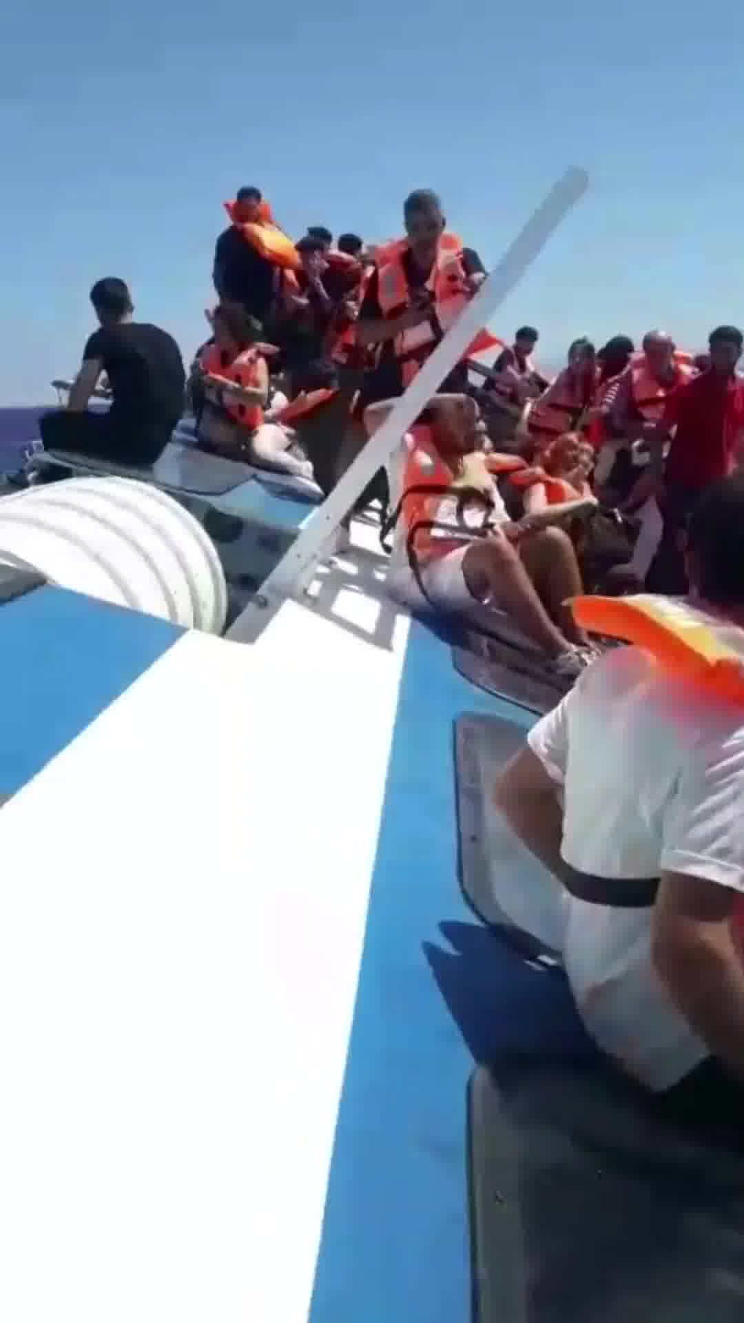 חילוץ בלב ים: ספינה שעליה היו כ-280 בני אדם טבעה בדרכה מקפריסין לטורקיה 
