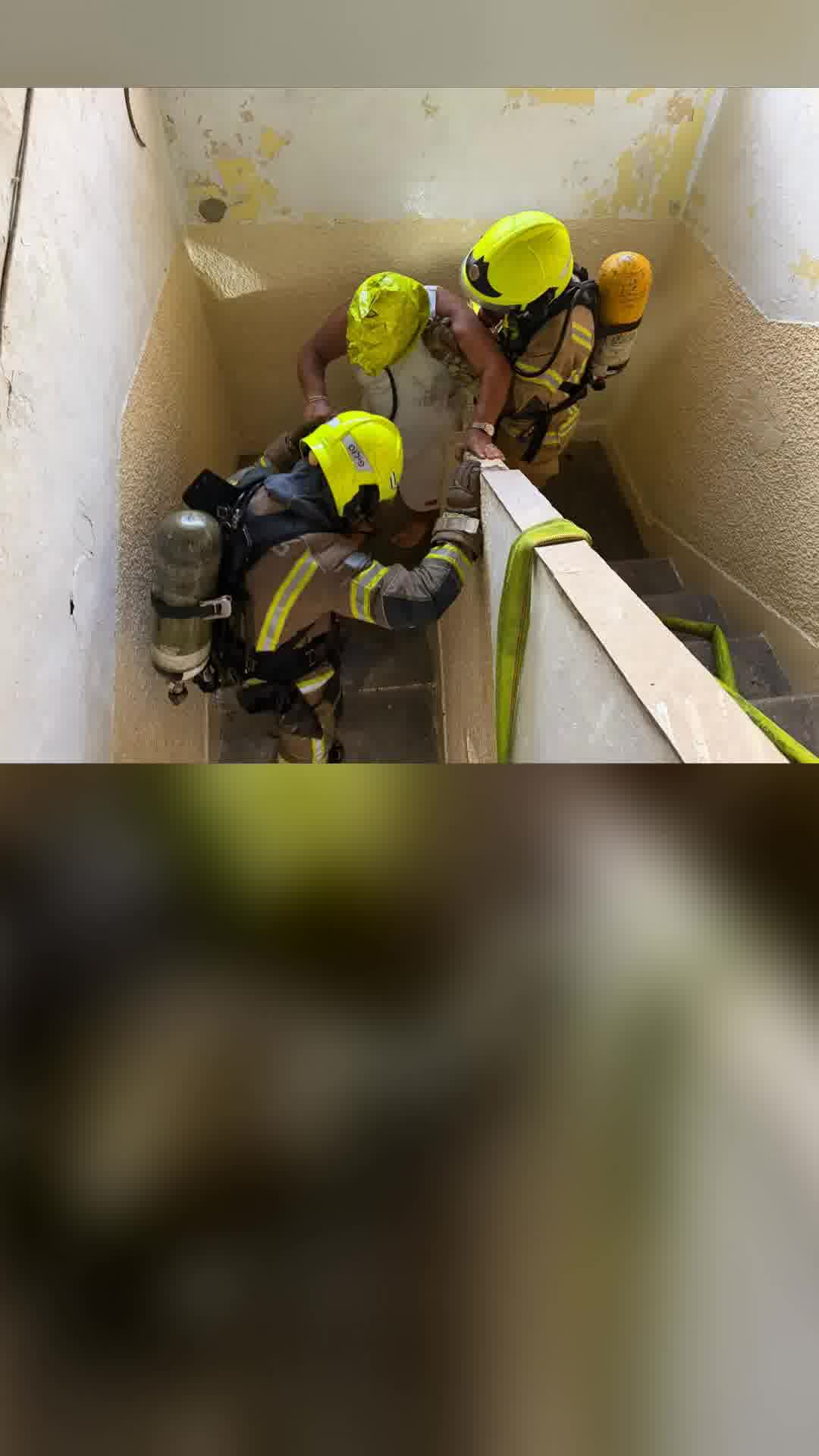 צוותי כיבוי והצלה חילצו ארבעה לכודים משריפת דירה בלוד, הם הועברו לטיפול רפואי