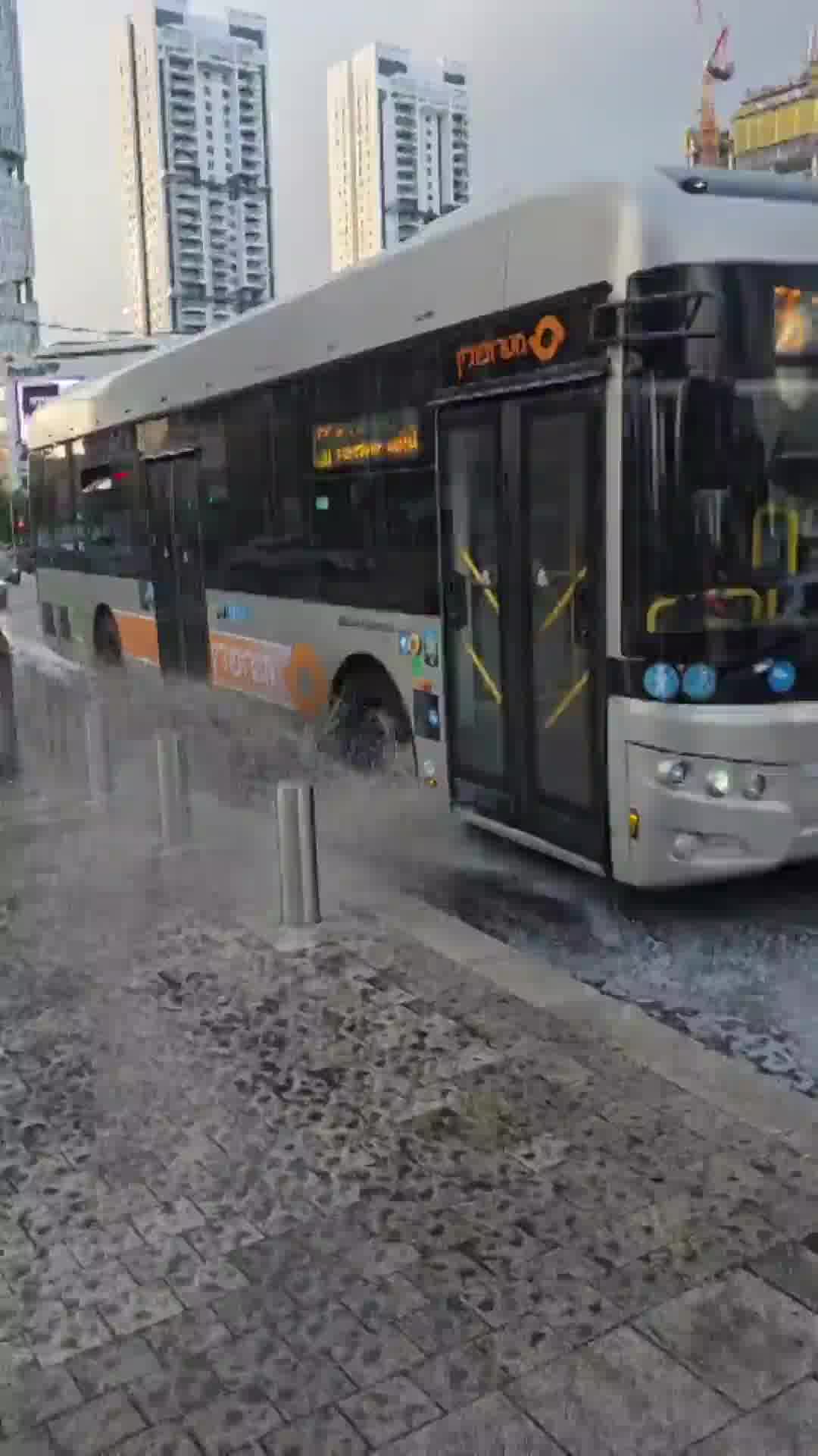 ביום האחרון של אוגוסט: גשם בתל אביב