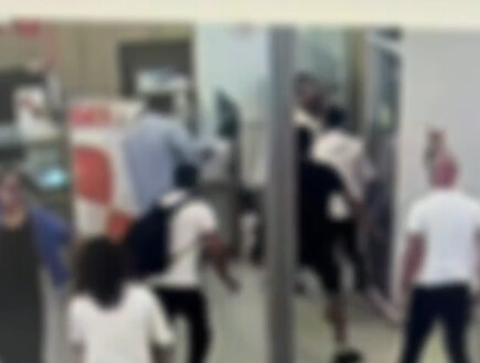 בן 67 דקר פקידת בנק בפנים ואיים לרצוח מנהלת סניף בתל אביב