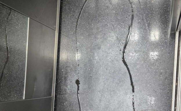 גבר מטיל אימה על בניין בעיר ראשון לציון גבר מטיל אימה על בניין בעיר ראשון לציון