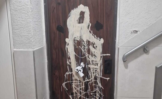 גבר מטיל אימה על בניין בעיר ראשון לציון