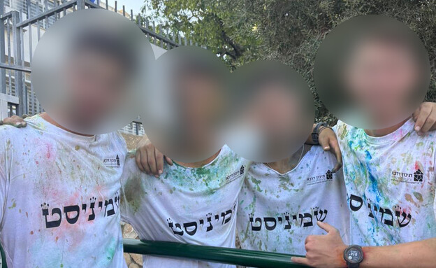 שוטרים נקראו לתיכון בגדרה לעצור תלמידי י"ב חוגגים שוטרים נקראו לתיכון בגדרה לעצור תלמידי י"ב חוגגים