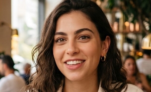 צעירה יושבת בבית קפה (AI: mako)