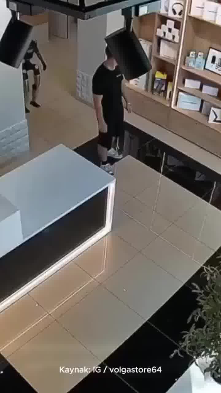 רוסיה: לקוח דחף רובוט בבית קפה, וגרם למהומה
