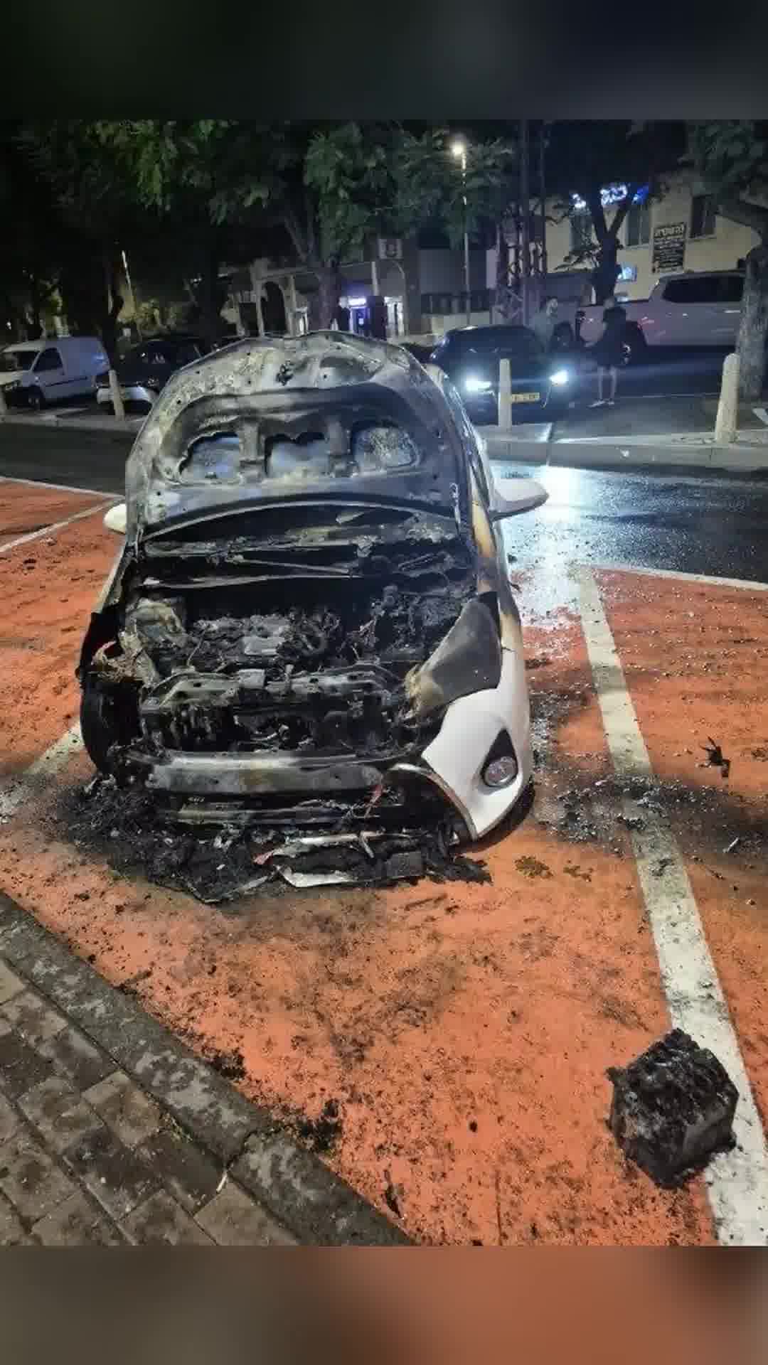 שני רכבים עלו באש הלילה בקריית מוצקין. המשטרה חוקרת אם מדובר בהצתה