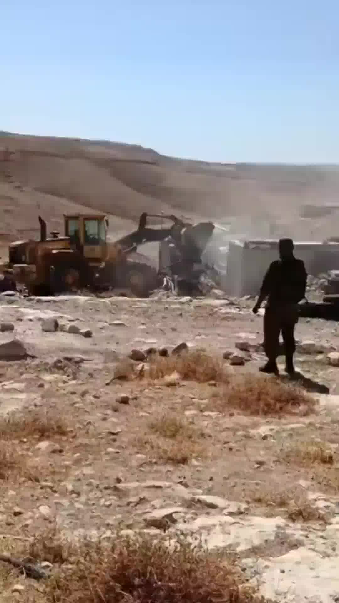 צה"ל הורס מבנים בלתי חוקיים של פלסטינים בכפר דיר אבאן שבהרי יהודה
