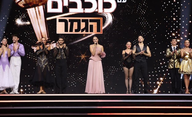 לוסי והמתמודדים על הבמה 
