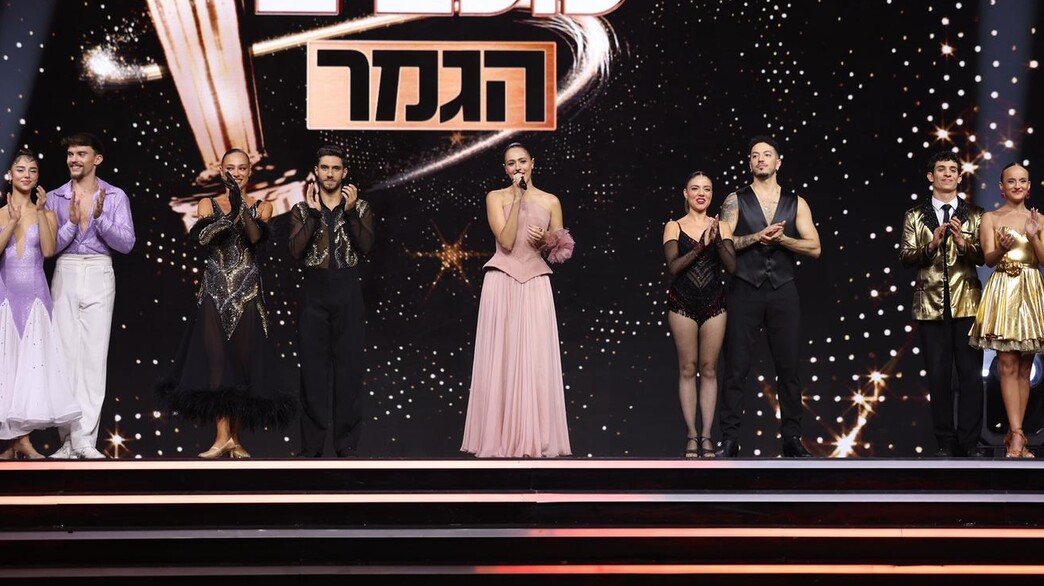 לוסי והמתמודדים על הבמה לוסי והמתמודדים על הבמה