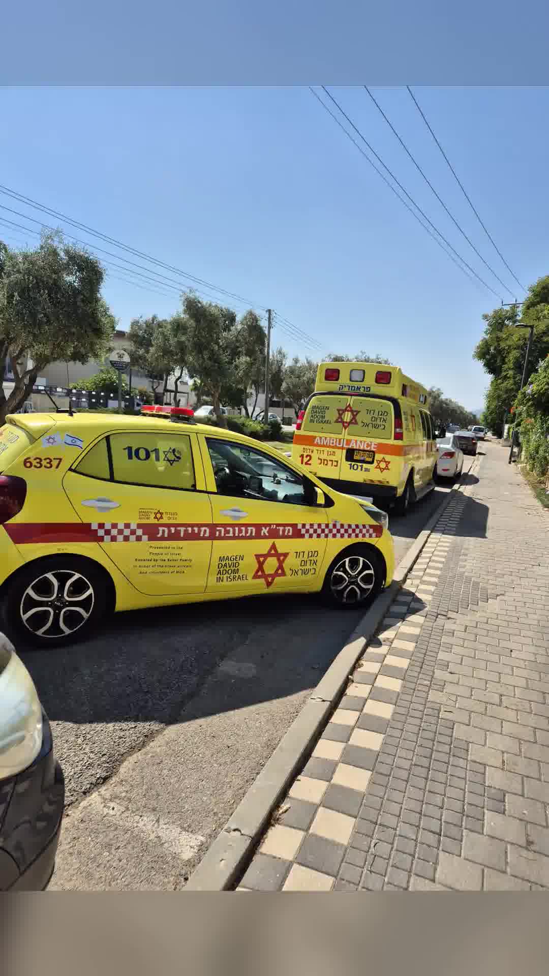 ילד בן 9 נפגע מרכב ברחוב החשמונאים בלוד. חובשים ופראמדיקים של מד"א פינו אותו לבית החולים במצב בינוני