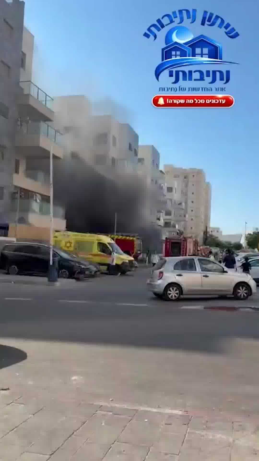 שריפה פרצה בבית בנתיבות בעקבות מטען של רכב חשמלי - כוחות כיבוי והצלה פועלים במקום