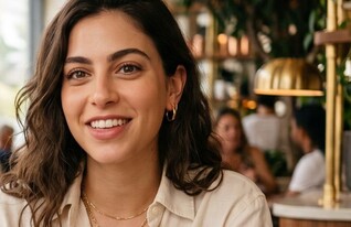 צעירה יושבת בבית קפה (AI: mako)