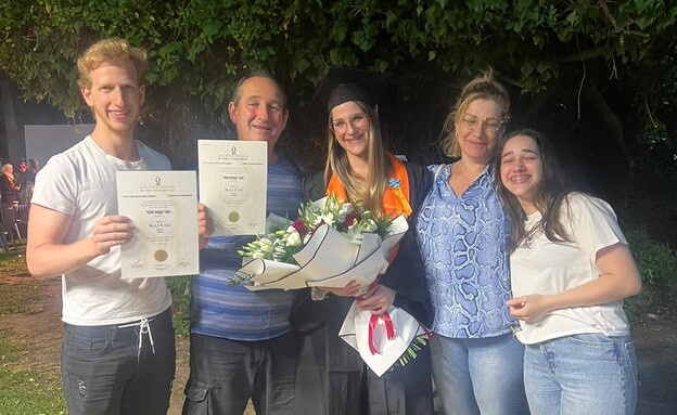 נתן ובתו שני קופרוסר ז"ל עם משפחתם נתן ובתו שני קופרוסר ז"ל עם משפחתם
