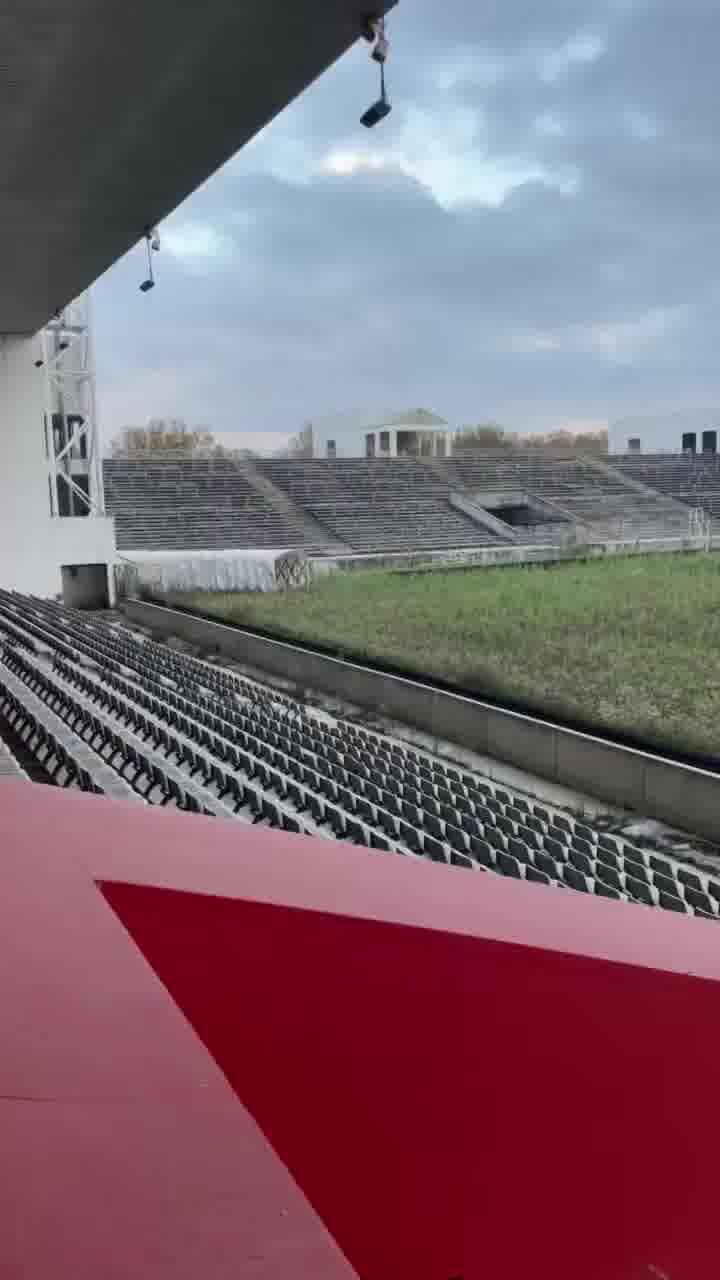 האצטדיון הישן של מועדון הכדורגל נים עומד נטוש מאז 2002
