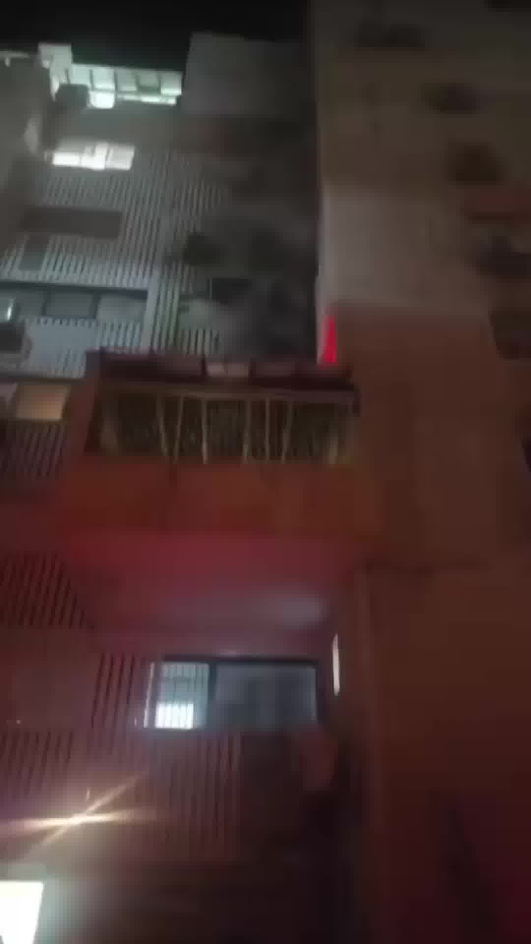 חמישה בני אדם נפצעו בשאיפת עשן בשריפה שפרצה בבניין באלעד בעקבות קצר במפסק של הדוד
