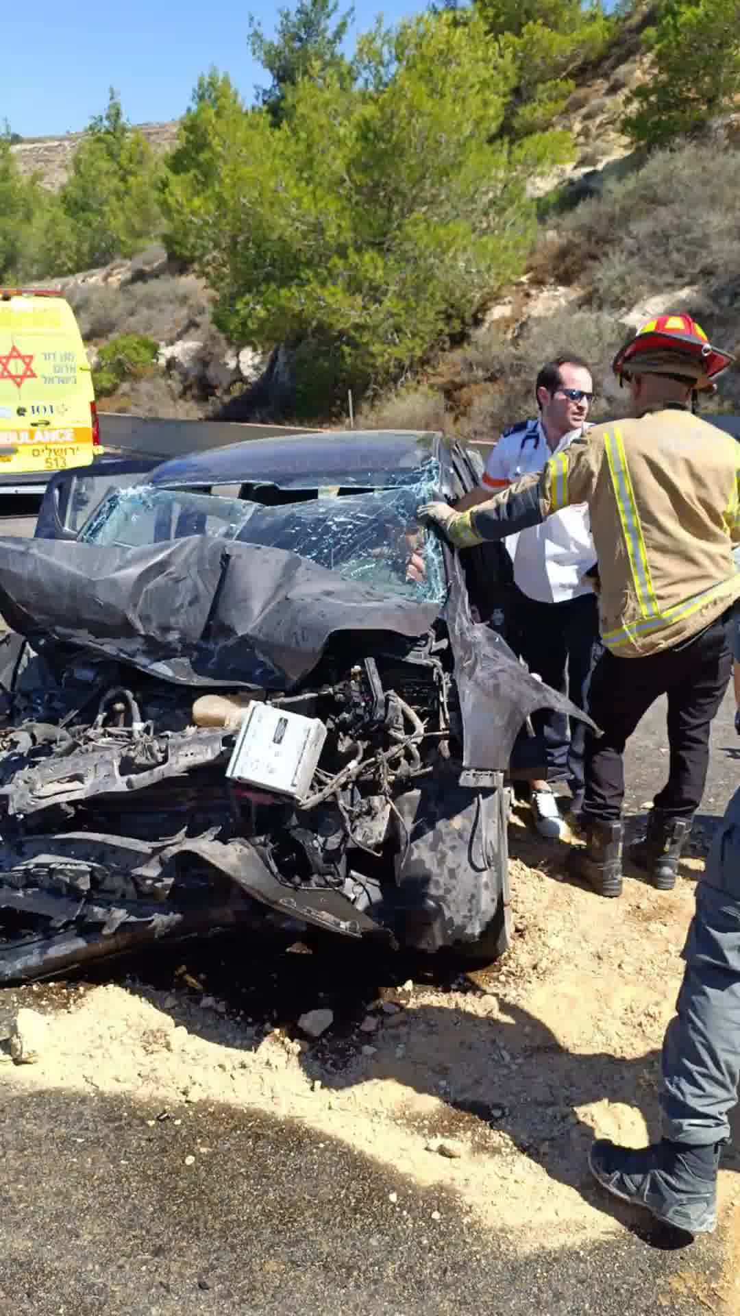 אדם אחד נפצע קשה ושניים נוספים בינוני בתאונת דרכים בכביש 385