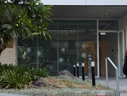 ירה חמישה כדורים לעבר בניין בהרצליה שבו מתגוררת גרושתו 