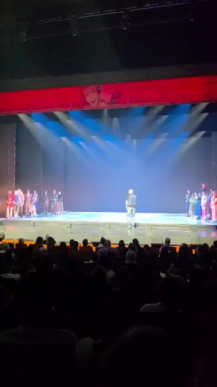 היא אמרה כן: כוכב מופע סינדרלה על הקרח מציע נישואים על הבמה בתל אביב לבת זוגו