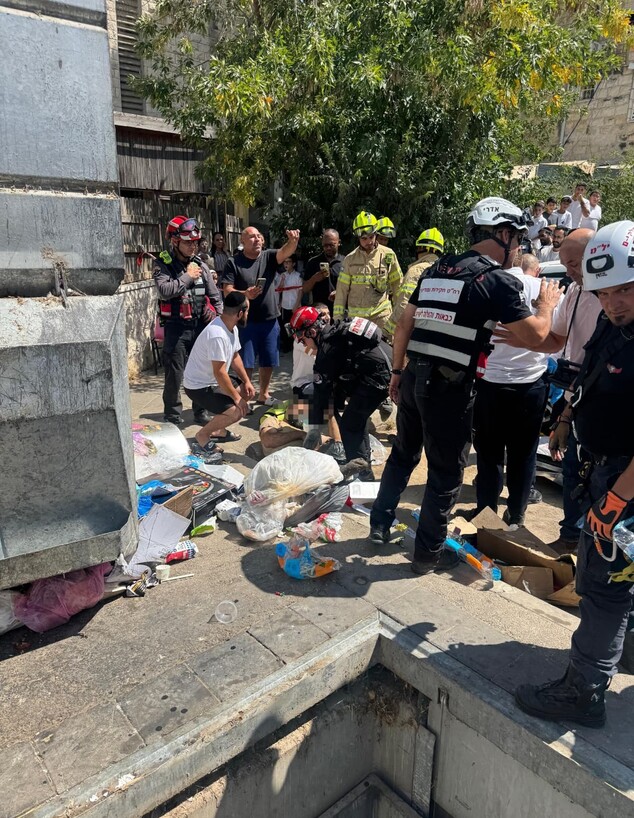 הזירה בירושלים בה מחלצים את האח שנזרק לאשפה הזירה בירושלים בה מחלצים את האח שנזרק לאשפה
