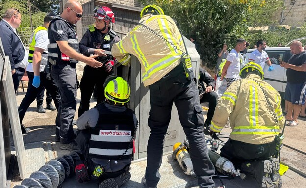 הזירה בירושלים בה מחלצים את האח שנזרק לאשפה הזירה בירושלים בה מחלצים את האח שנזרק לאשפה