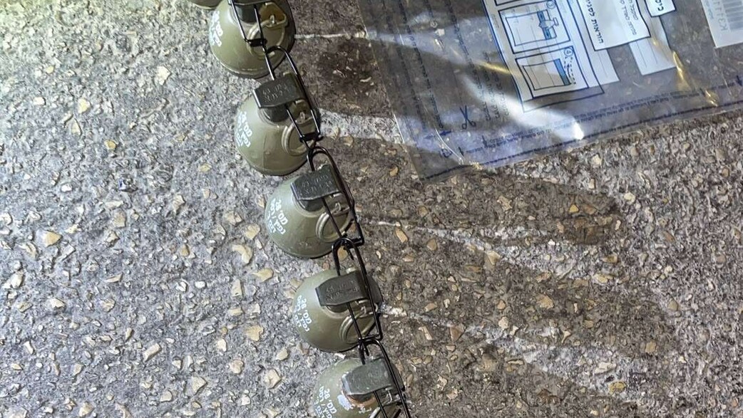 רימוני הרסס שהשאיר רוכב האופנוע בזירת התאונה רימוני הרסס שהשאיר רוכב האופנוע בזירת התאונה
