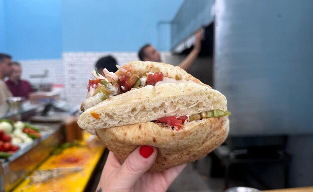 יסמין. מזללת הפיתות החדשה של בני ברק. יש גם לב עגל חריף