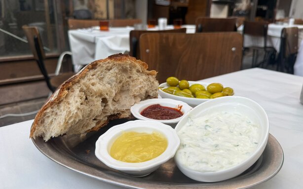 טברנה מומן. לחם עם חמאת שמן זית טברנה מומן. לחם עם חמאת שמן זית