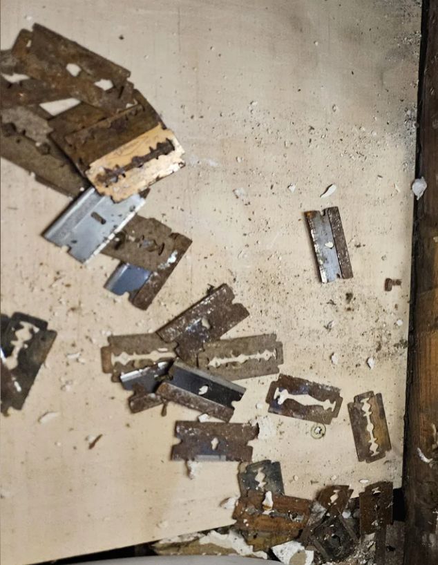שיפץ את הבית – ומצא להבים בתוך הקיר שיפץ את הבית – ומצא להבים בתוך הקיר