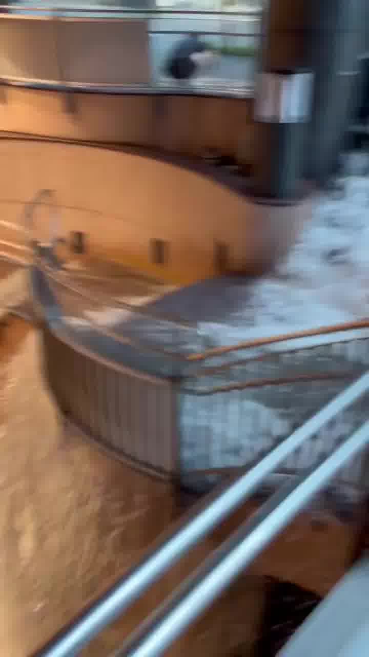 יפן מתחת למים: בעיר נגויה ירדו ביממה האחרונה יותר מ-100 מ"מ של גשם. כך זה נראה במרכז קניות מקומי