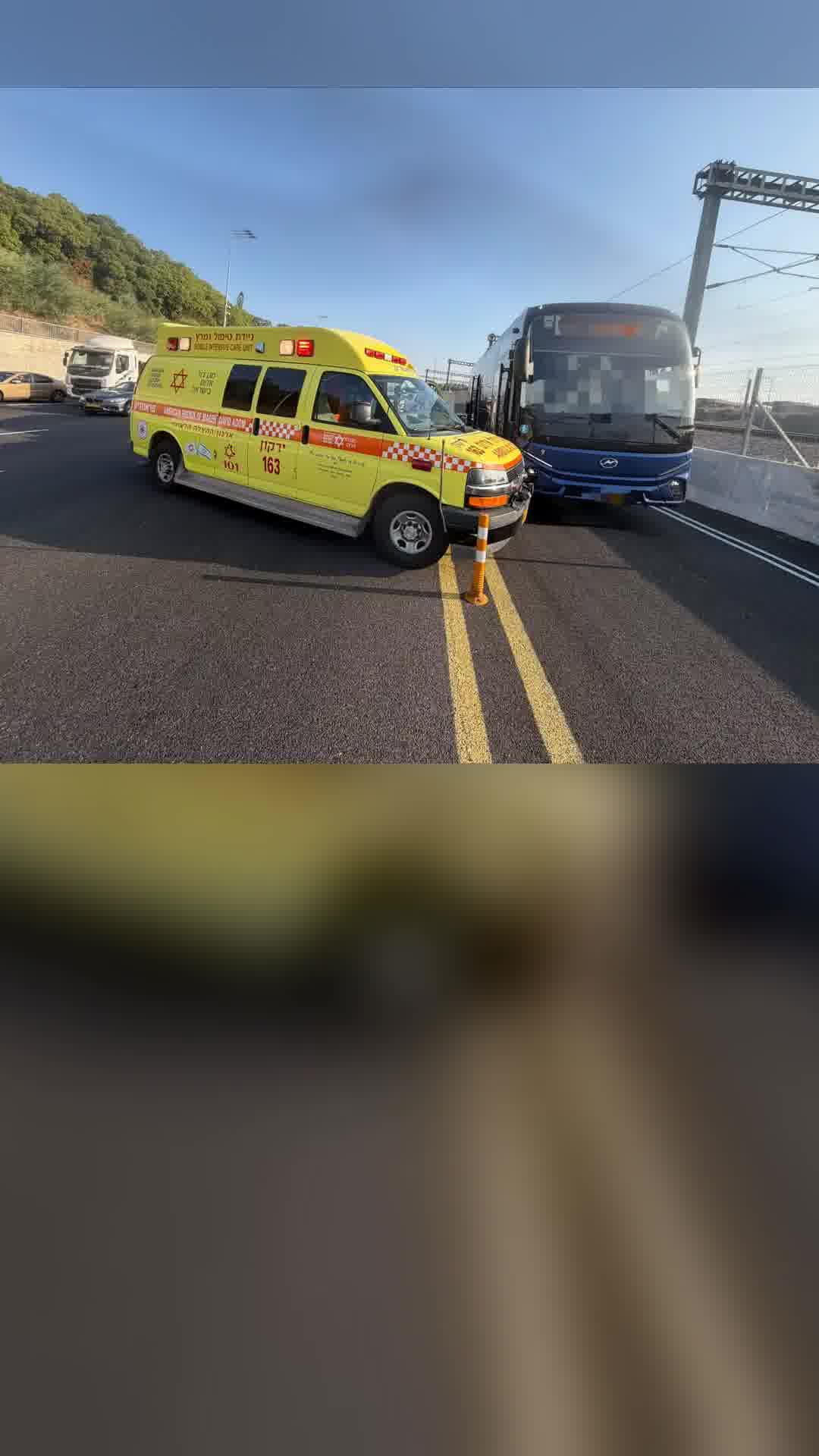 שני גברים נפצעו באורח בינוני בתאונת דרכים בין אוטובוס לאופנוע בכביש 20 סמוך למחלף קק"ל