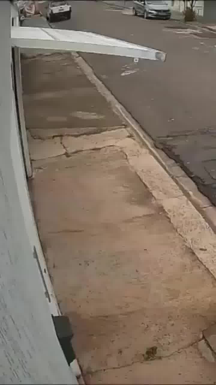 מזעזע: מטופל פונה מביתו בברזיל, ונפל על המדרכה מטרים ספורים מהאמבולנס