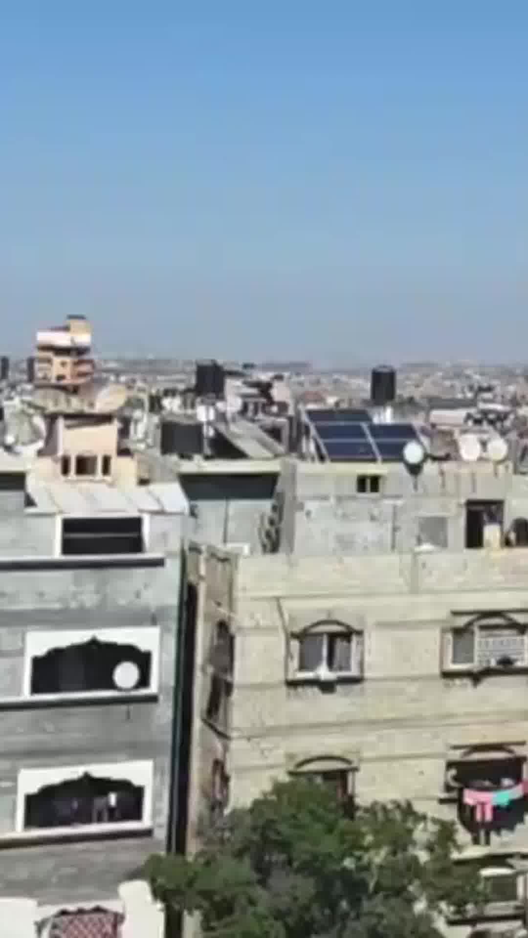 מתעדים את הפיצוץ הענק מהמרפסת: הטיל נופל במדויק על המחבלים בעזה