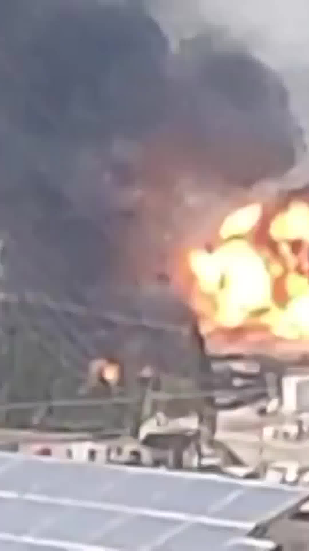 עננת עשן: לפחות 14 הרוגים בפיצוץ מחסן תחמושת באדליב שבצפון סוריה