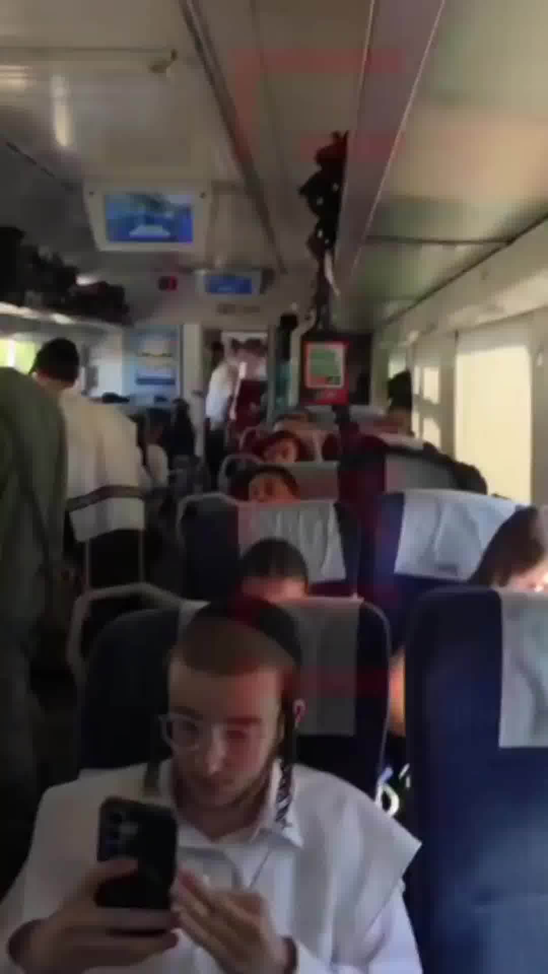 "נגרש אותך ונשלח אותך בחזרה למולדתך": הכרוז ברכבת באוקראינה מאיים בעברית - אם לא יישבו במקום