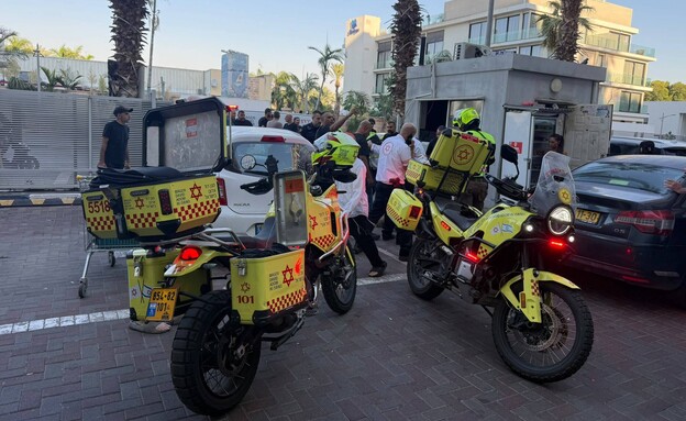 זירת ניסיון החיסול בטבריה (צילום: דוברות מד"א)