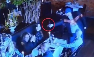 צילומי האבטחה של הגבר מאיים על גרושתו עם אקדח (צילום: רשתות חברתיות לפי סעיף 27א')