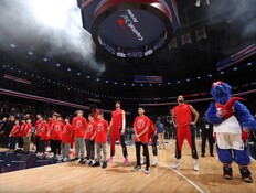 דני אבדיה לצד ילדים ישראלים ב-NBA (צילום: NBATrips) דני אבדיה לצד ילדים ישראלים ב-NBA (צילום: NBATrips)