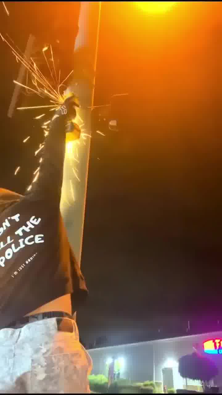 אנשים ברחבי ארה"ב מפרקים מצלמות FLOCK, שמצלמות לוחיות רישוי