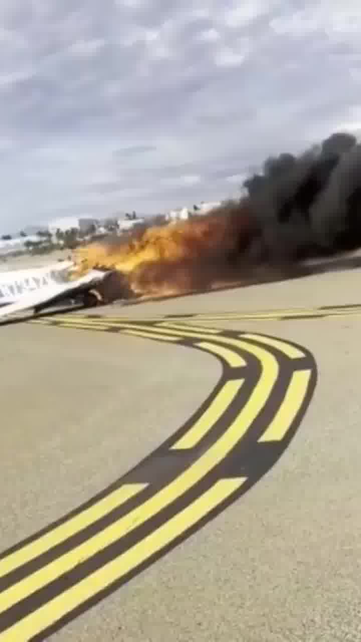 מטוס קל התרסק ועלה באש בשדה התעופה מונטגומרי-גיבס בסן דייגו. שני בני אדם נהרגו בתקרית