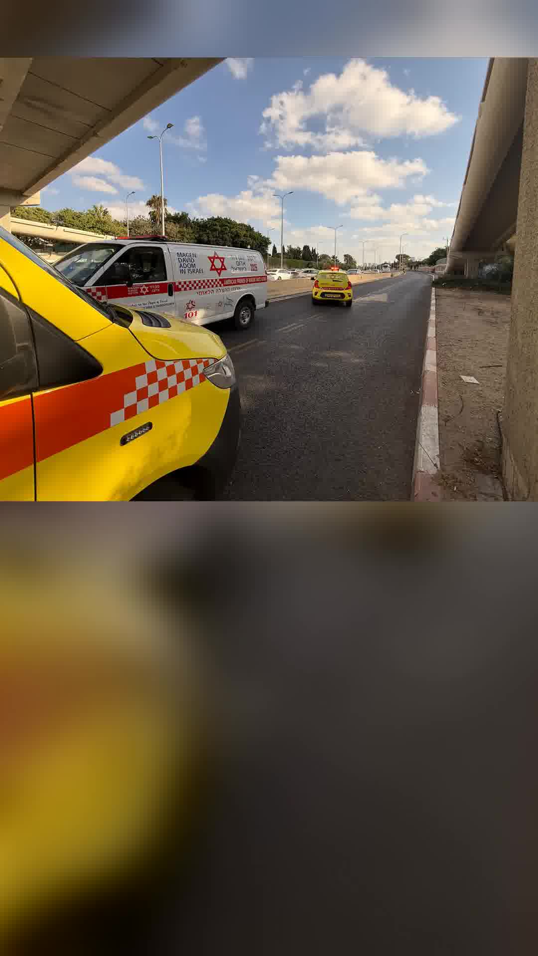 תאונת דרכים בין אוטובוס לרכב פרטי בכביש 805 סמוך ליעד: צעיר כבן 20 במצב קשה