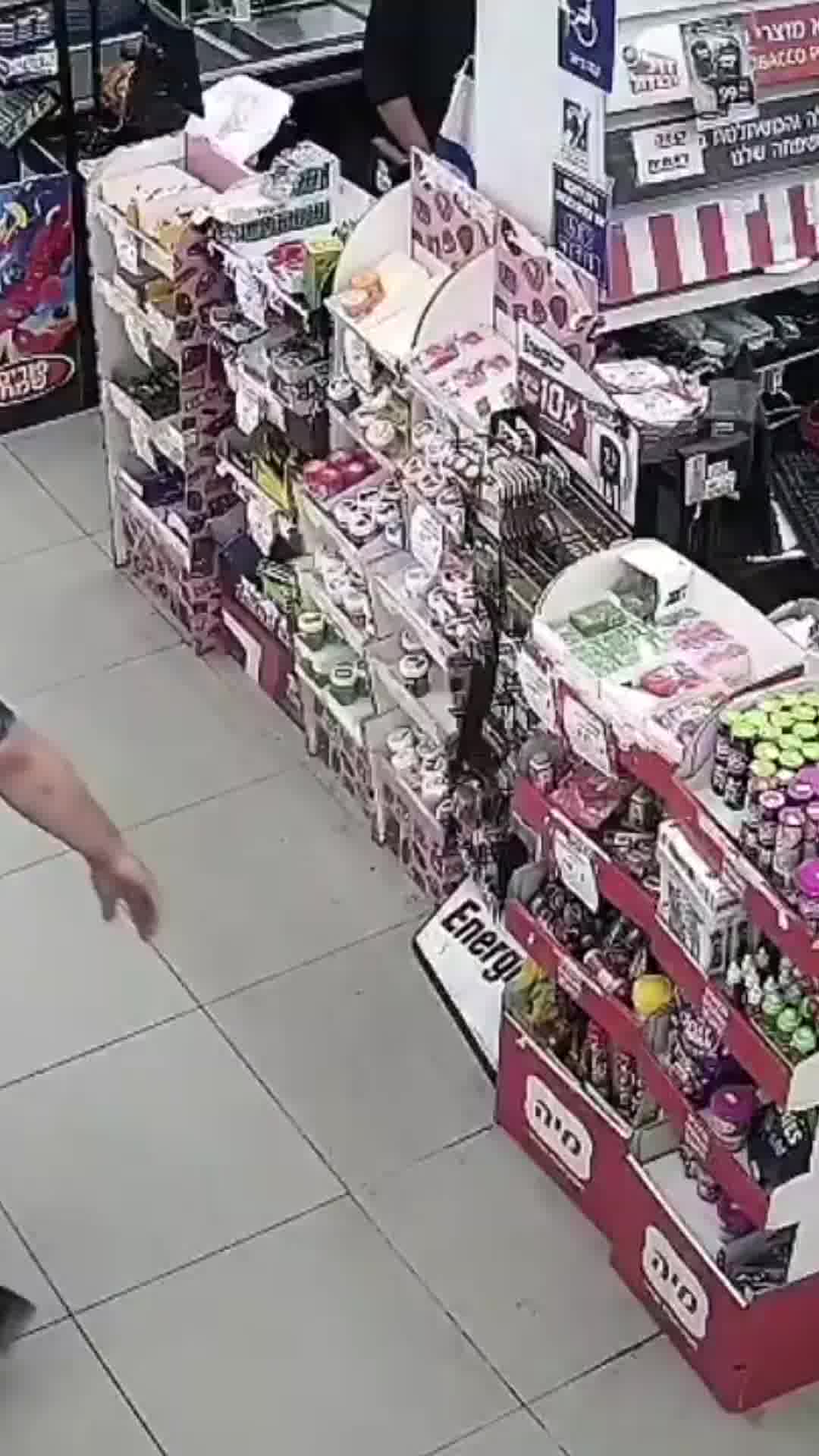 התיעוד המפליל נחשף: יאן שמלא נכנס לסופר ומניח את מוצרי פרינוק הרעילים