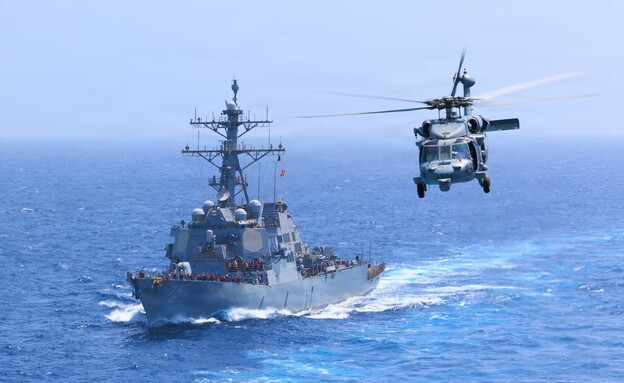 מסוק הסיהוק לצד המשחתת USS Donald Cook בים הערבי מסוק הסיהוק לצד המשחתת USS Donald Cook בים הערבי